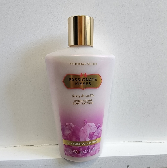 Victoria's Secret passionate kisses body lotion - Picture 1 of 4